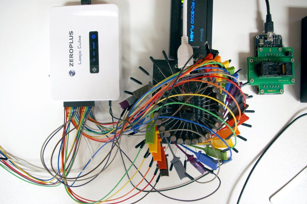 Monolith flash drive connected for pinout analysis